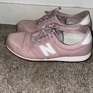 New Balance 420 Women’s Sneakers
